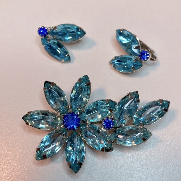 Vintage Set of Icy Blue Faceted Crystal Clip on Earrings & Brooch Pin - Picture 5 of 5